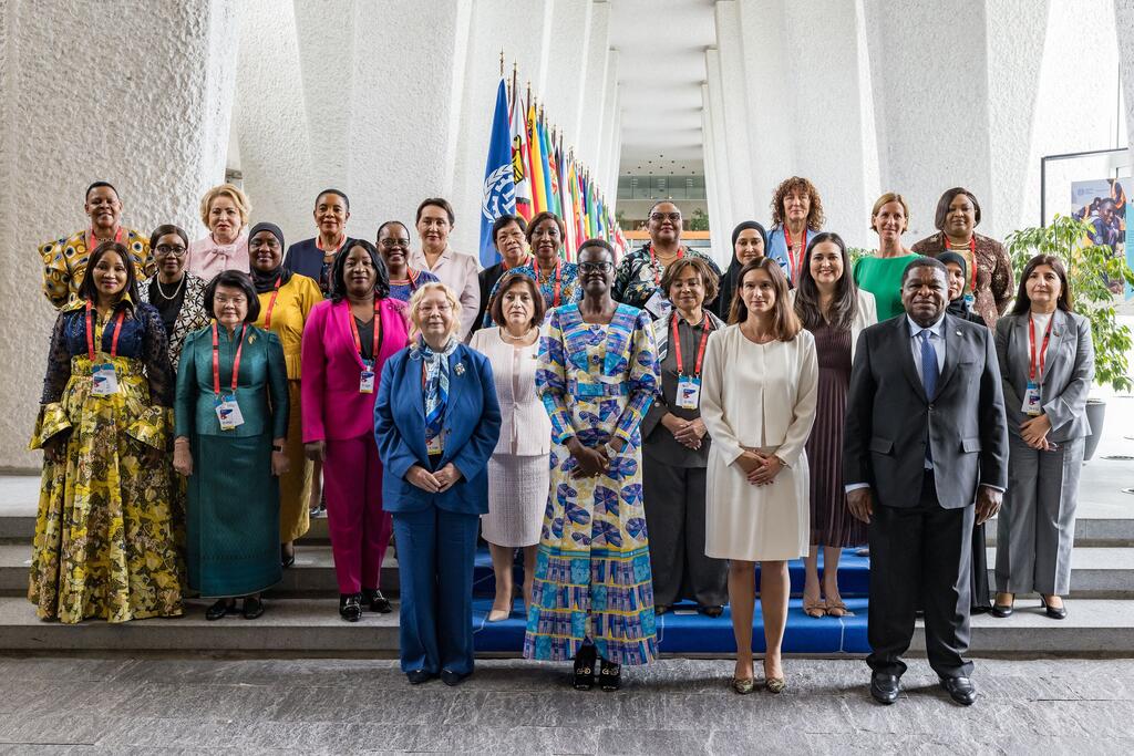 妇女议会领导人出席在日内瓦举行的第十五届议会女议长峰会。